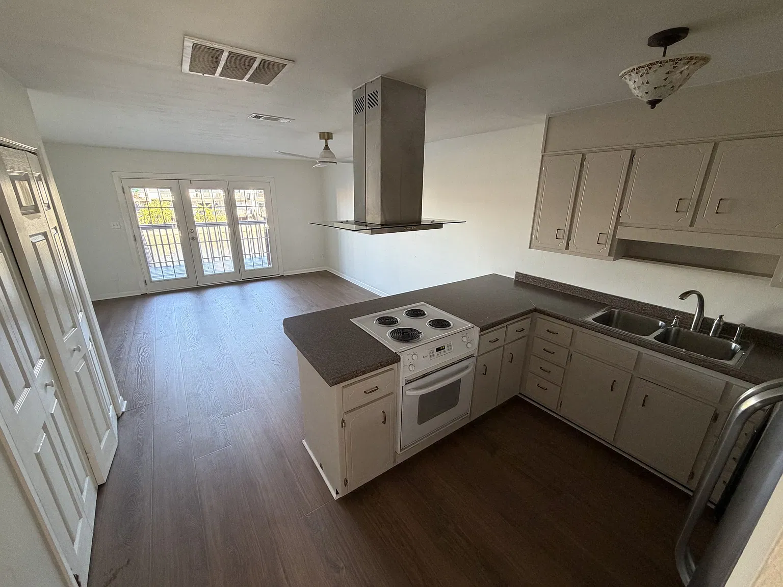2 bed, 1.5 bath, 1133 sqft, $2,750 — Photo 3