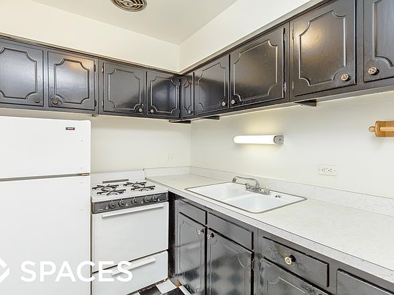 3rd image of 516 W Melrose St #405SRE