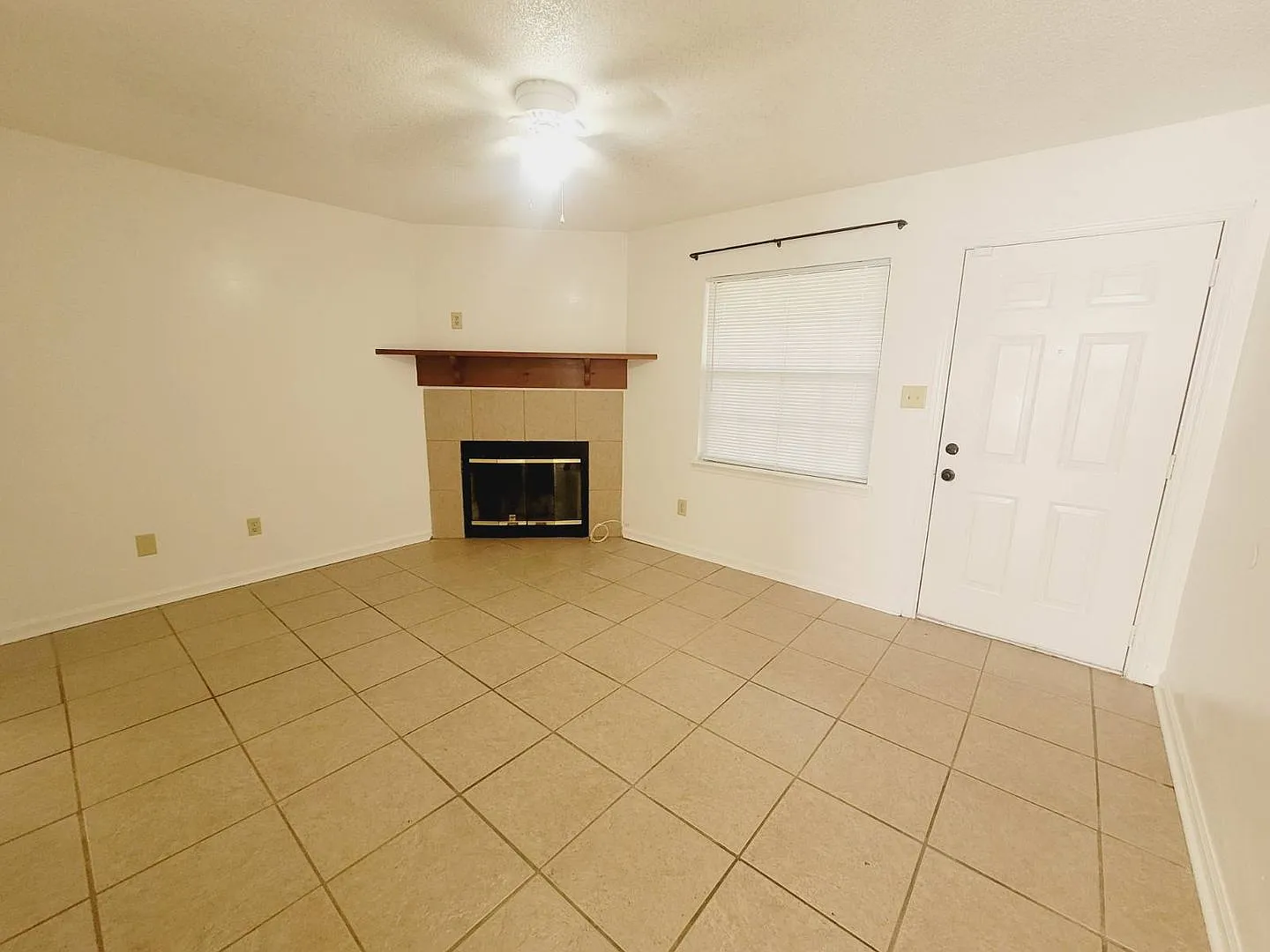 Lovely Nw 3/2 W/ Huge Fenced Yard, Washer/Dryer, & Solid Floors Throughout! Avail Now For $1600/M... — Photo 3
