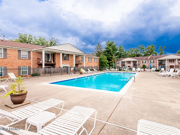 3rd image of 114 Logsdon Ct