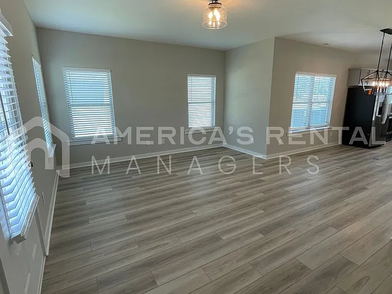 55 Kings Way — Photo 6