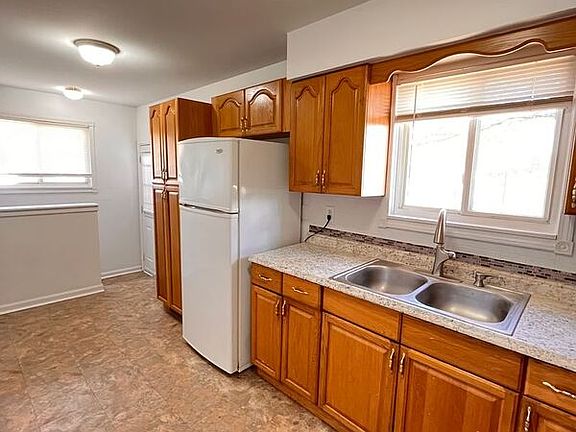 3rd image of 1799 Richmond Ave