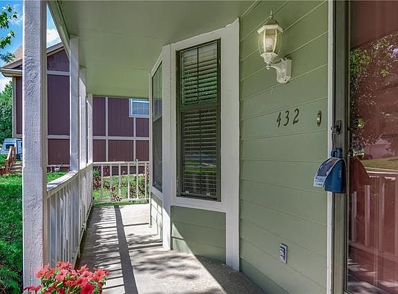 3rd image of 432 NE Station Dr