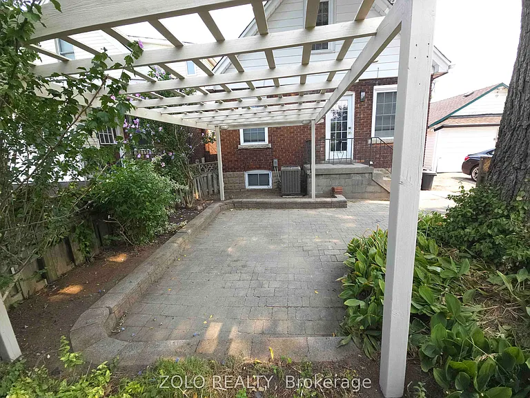 1504 King St E — Photo 18