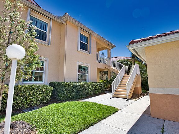 3rd image of 302 Casa Del Lago Way