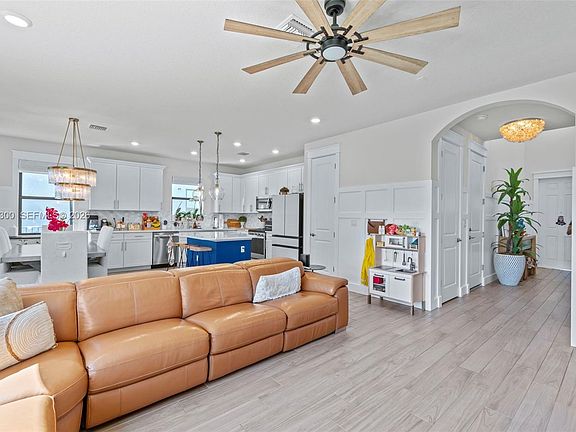3rd image of 2434 Primrose Pl