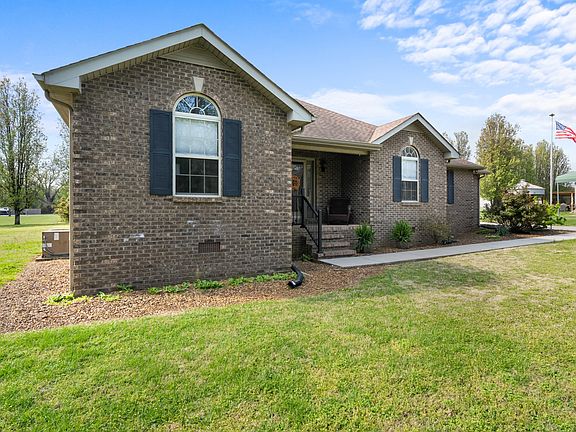 3rd image of 387 Fairview Cir