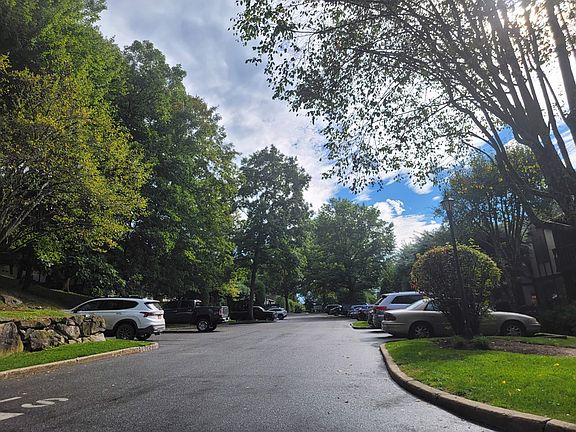 5th image of 121 Foxwood Cir