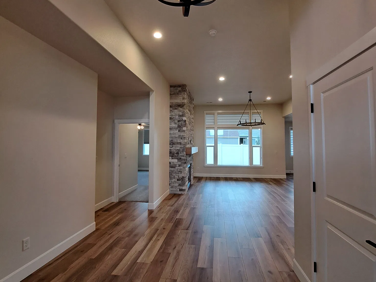 4 bed, 1881 sqft, $2,595 — Photo 3