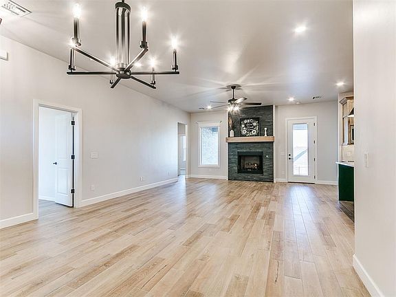3rd image of 2111 Oakville Pl