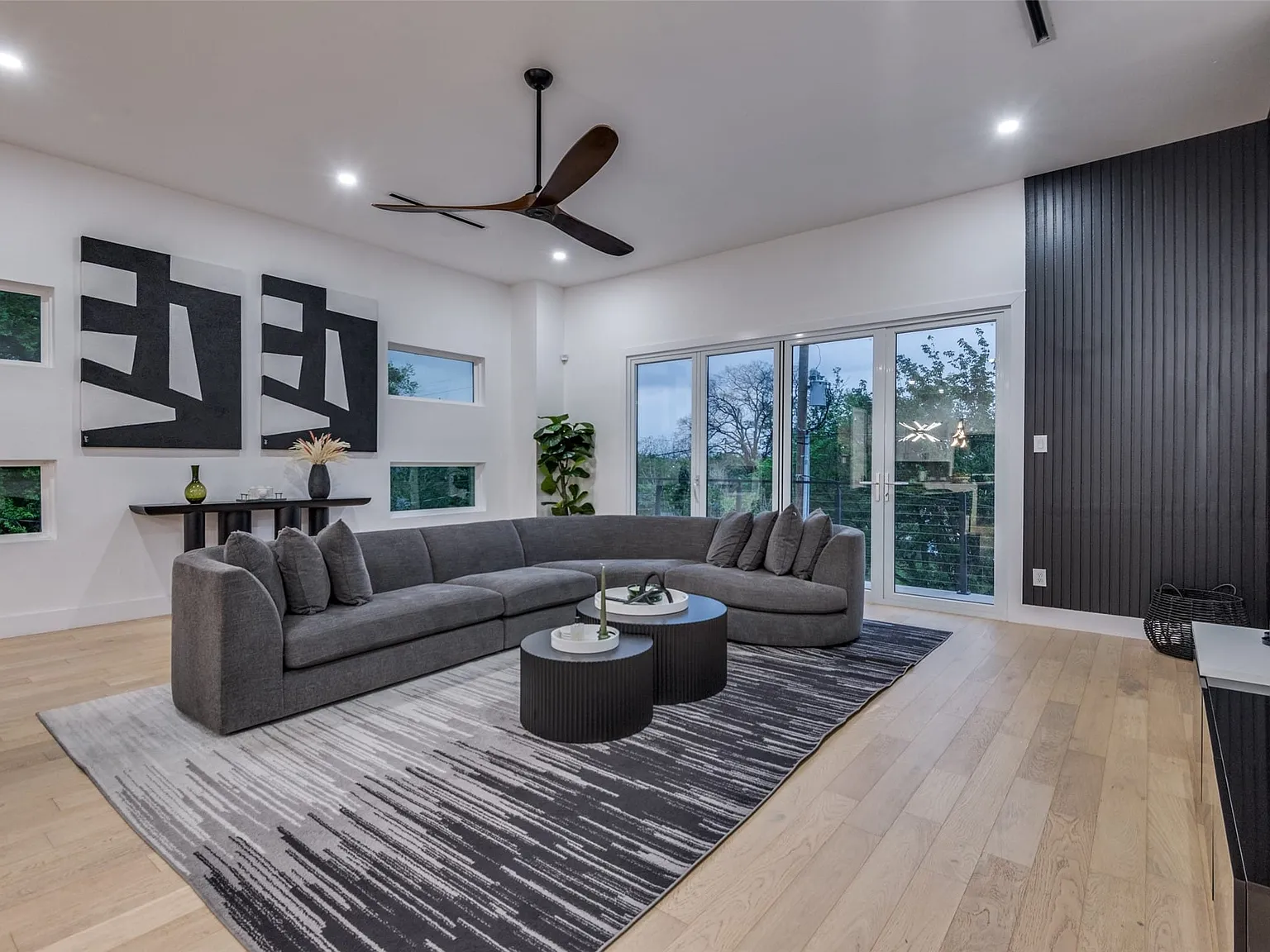 3 bed, 4.0 bath, 2484 sqft, $5,500 — Photo 3