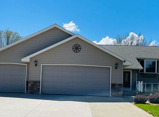 417 N Walkanda Dr, Sioux Falls, SD 57107