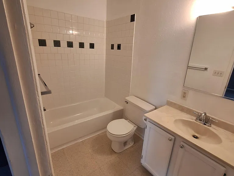 504 E 6th St #5 — Photo 2