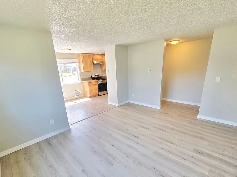Luminous & Spacious apartments with Private Balcony in Tacoma — Photo 8