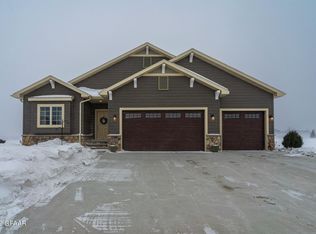 541 Aviamar Cir, Grand Forks, ND 58201