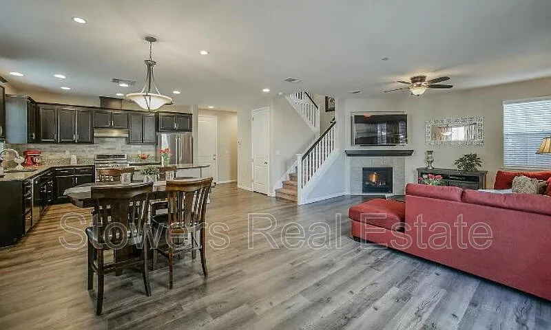 4 bed, 2.5 bath, 2075 sqft, $3,495 — Photo 2