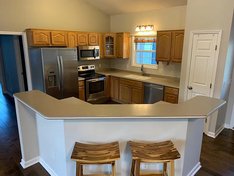 200 Rothbury Dr — Photo 2
