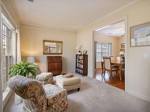 4th image of 718 High Battery Cir