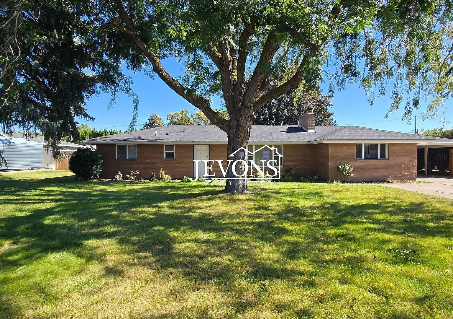 Spacious 3BD/2BA Home with Driveway Parking & In-Unit Laundry Yakima — Photo 2