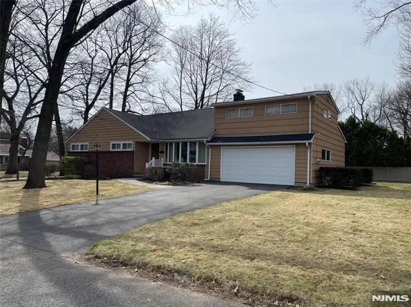 225 12th St, Cresskill, NJ 07626