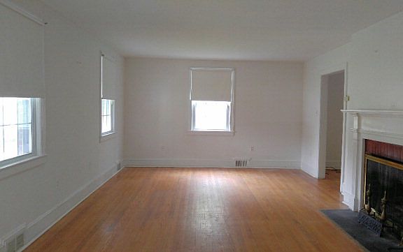 4th image of 907 Highland St