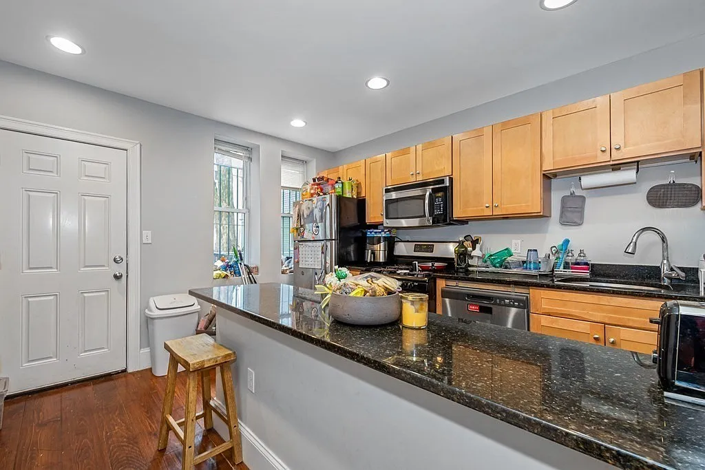 4 bed, 1500 sqft, $6,000 — Photo 2