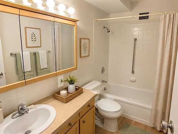 4th image of 660 S Alton Way #12B