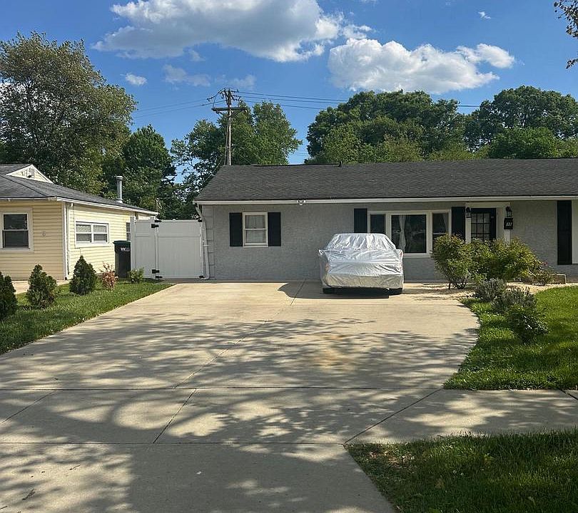 1st image of 35 Chaucer Dr