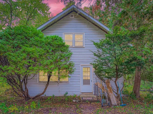 5146 Woodhill Rd, Minnetonka, MN 55345