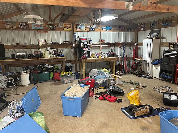 4th image of 1023 Woodford Rd