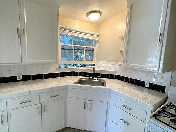 4th image of 5935 Cahuenga Blvd APT C