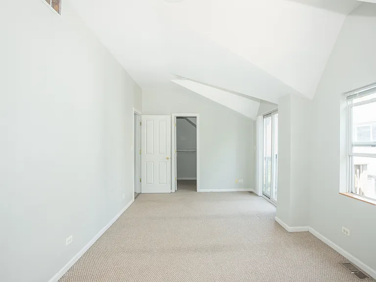 1901 W George St #COACH HOUSE — Photo 13