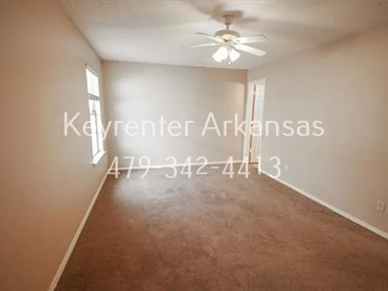 736 W Poplar St — Photo 8