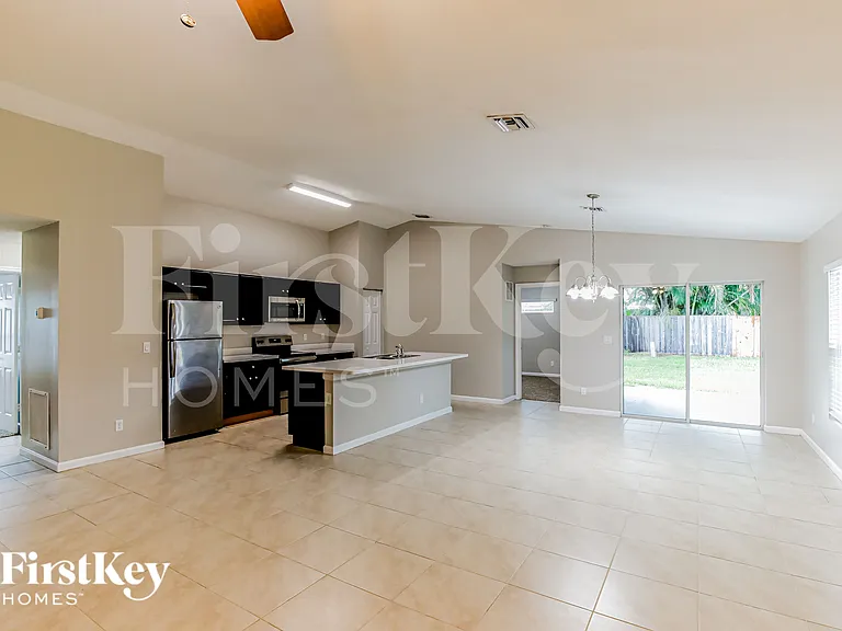 931 SE Thornhill Dr — Photo 3