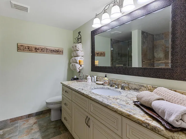 1234 E Tujunga Ave — Photo 49