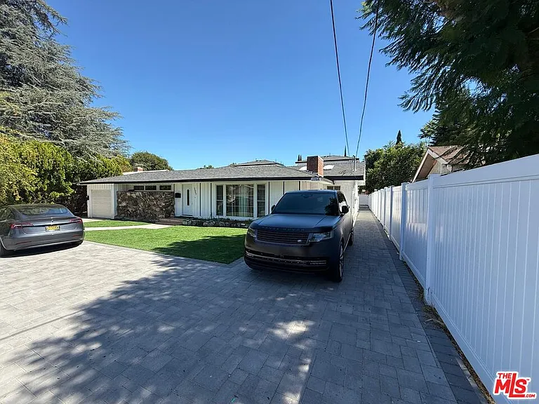 15964 Gault St — Photo 18
