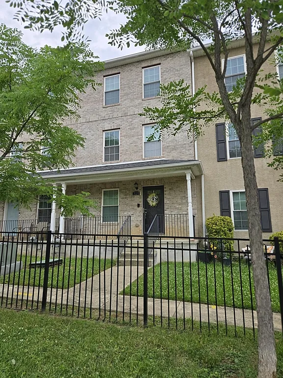 3 bed, 2.5 bath, 1825 sqft, $2,200 — Photo 1