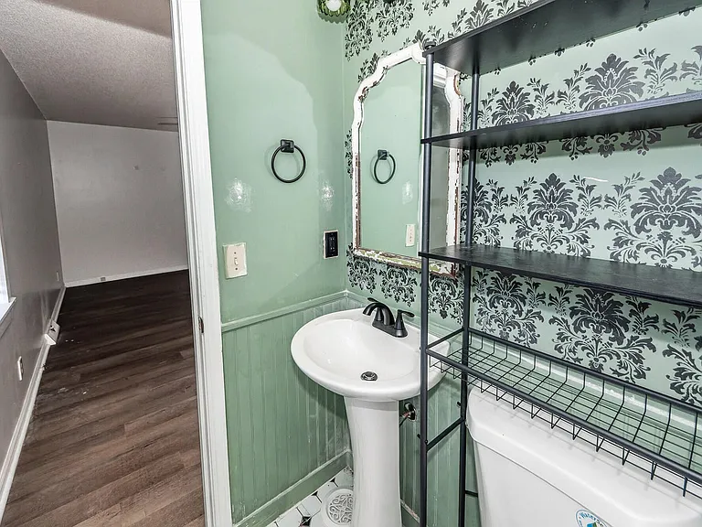 444 Academy Rd — Photo 17