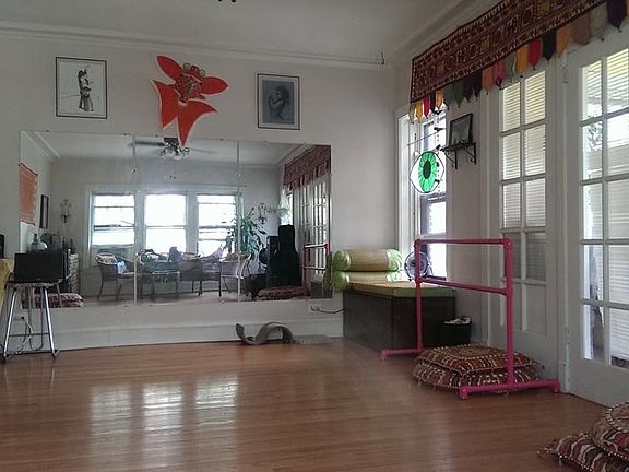 2nd image of 6559 N Greenview Ave APT 2N