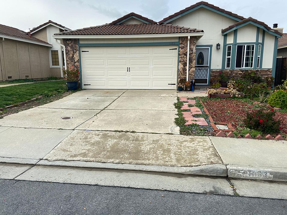 1st image of 1083 Minoru Dr