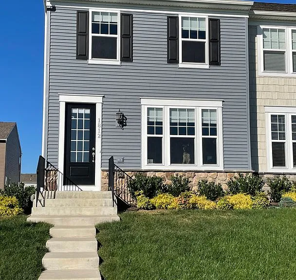1812 Briscoe Ln — Photo 2