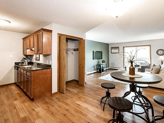 3rd image of 290 9th Ave SW #547fc061d