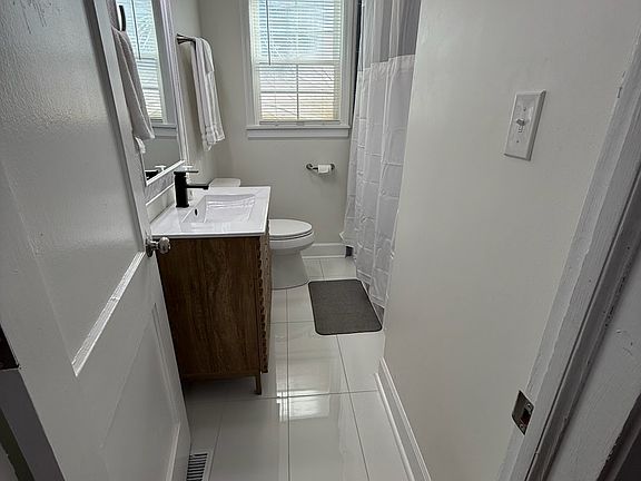 5th image of 1308 Clarendon St #B