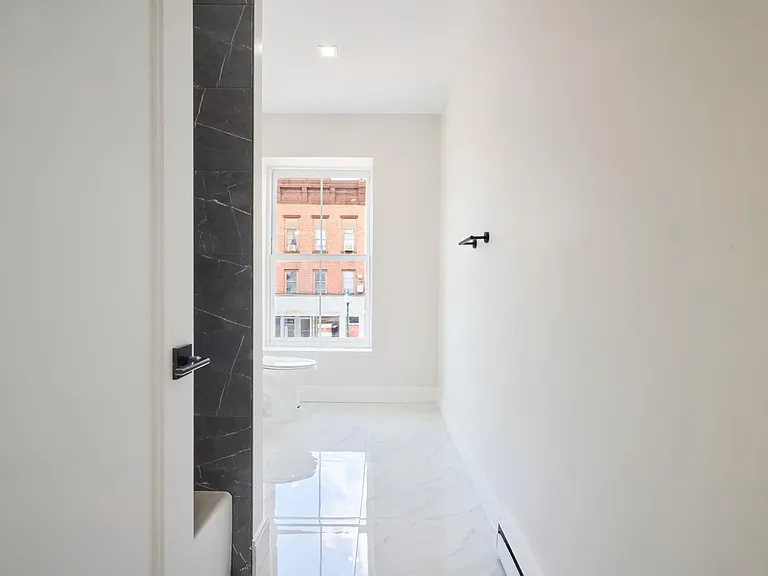 104 S Division St — Photo 10