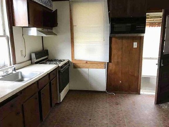2nd image of 2719 Lincoln Way