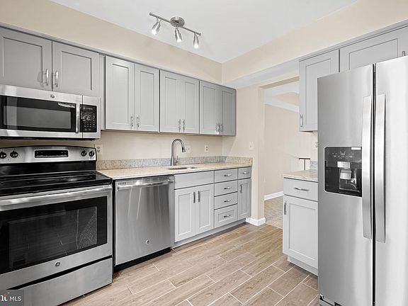 3rd image of 28 Bernadotte Ct