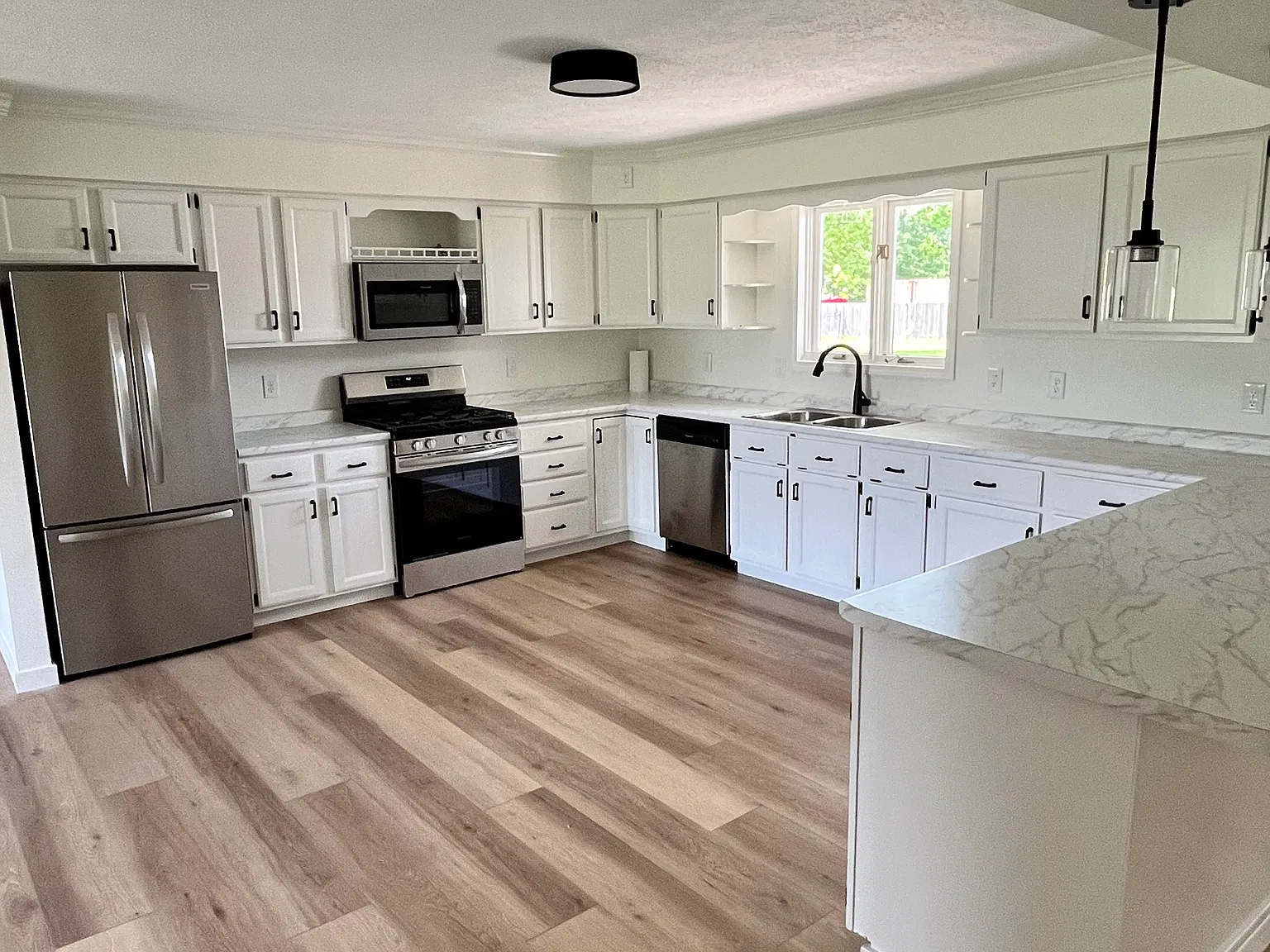 1506 Rhodes Ln — Photo 4