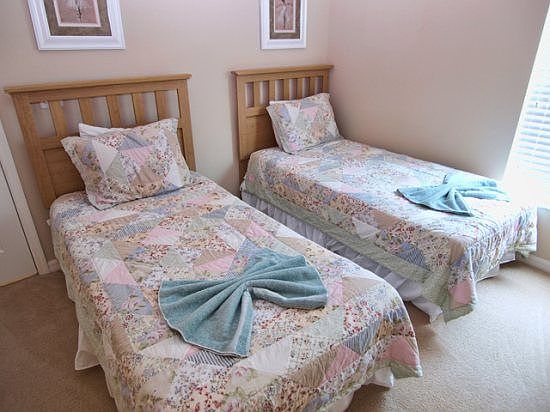 WHI4P843SD-Twin-Bedroom-2