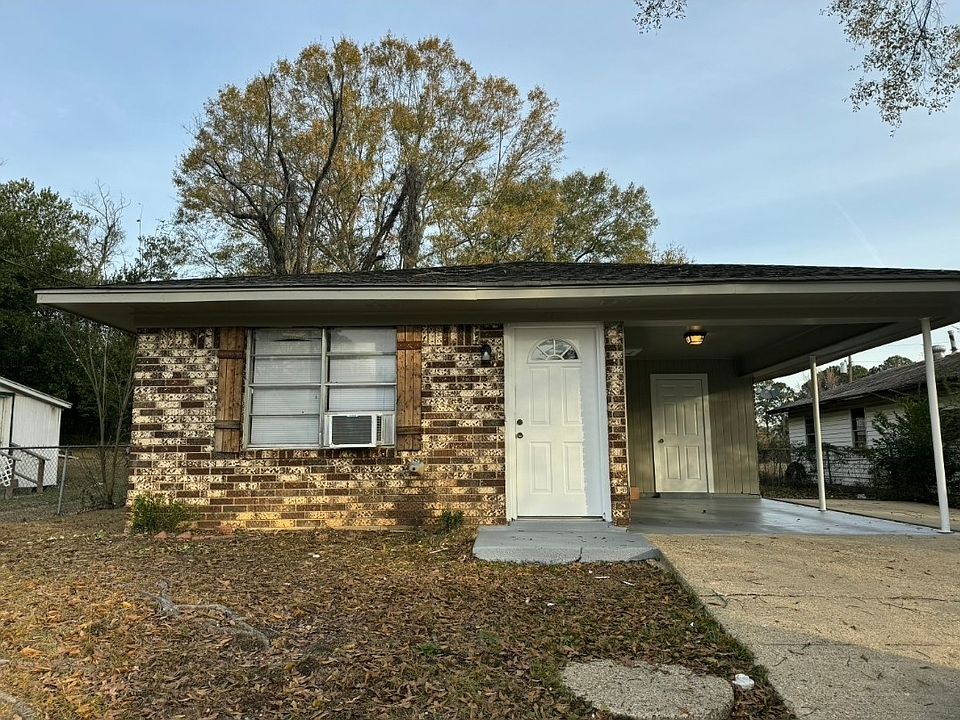 1st image of 2662 Carver St