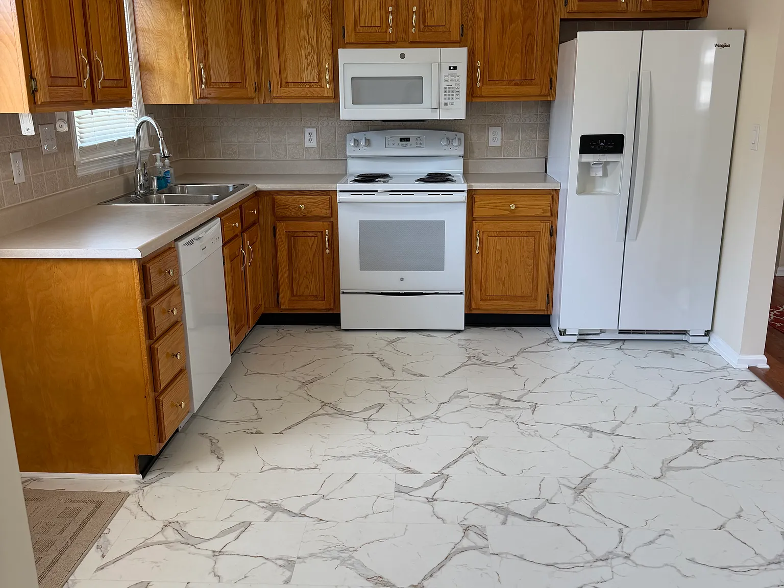 4 bed, 2400 sqft, $1,950 — Photo 2